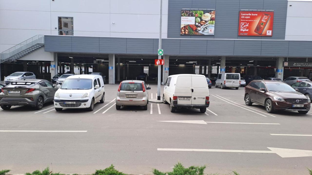 Ferienwohnung Airport 24&24 Car Parking Kischinau Exterior foto